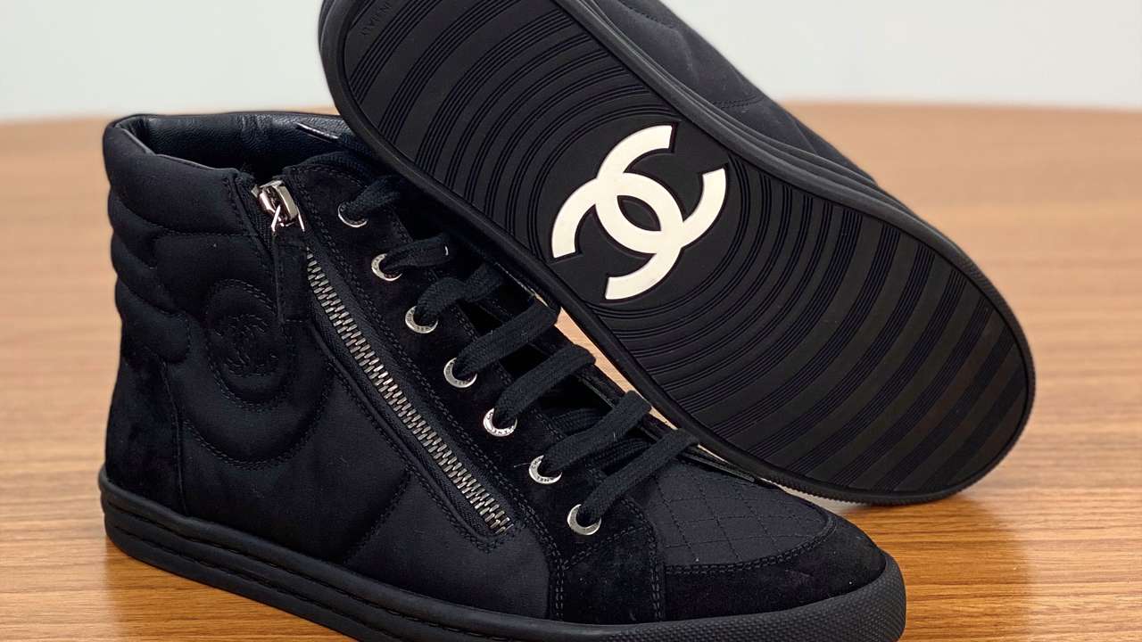Tênis Chanel High Top CC. Clique na imagem e confira mais modelos de tênis de marcas de luxo!