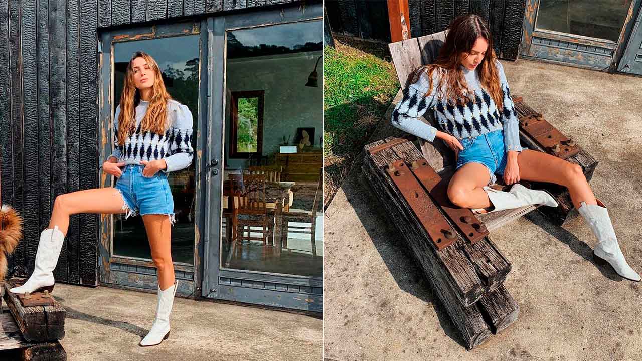 Imagem com duas fotos de mulheres usando shorts jeans, blusa e botas western tendência de 2023.
