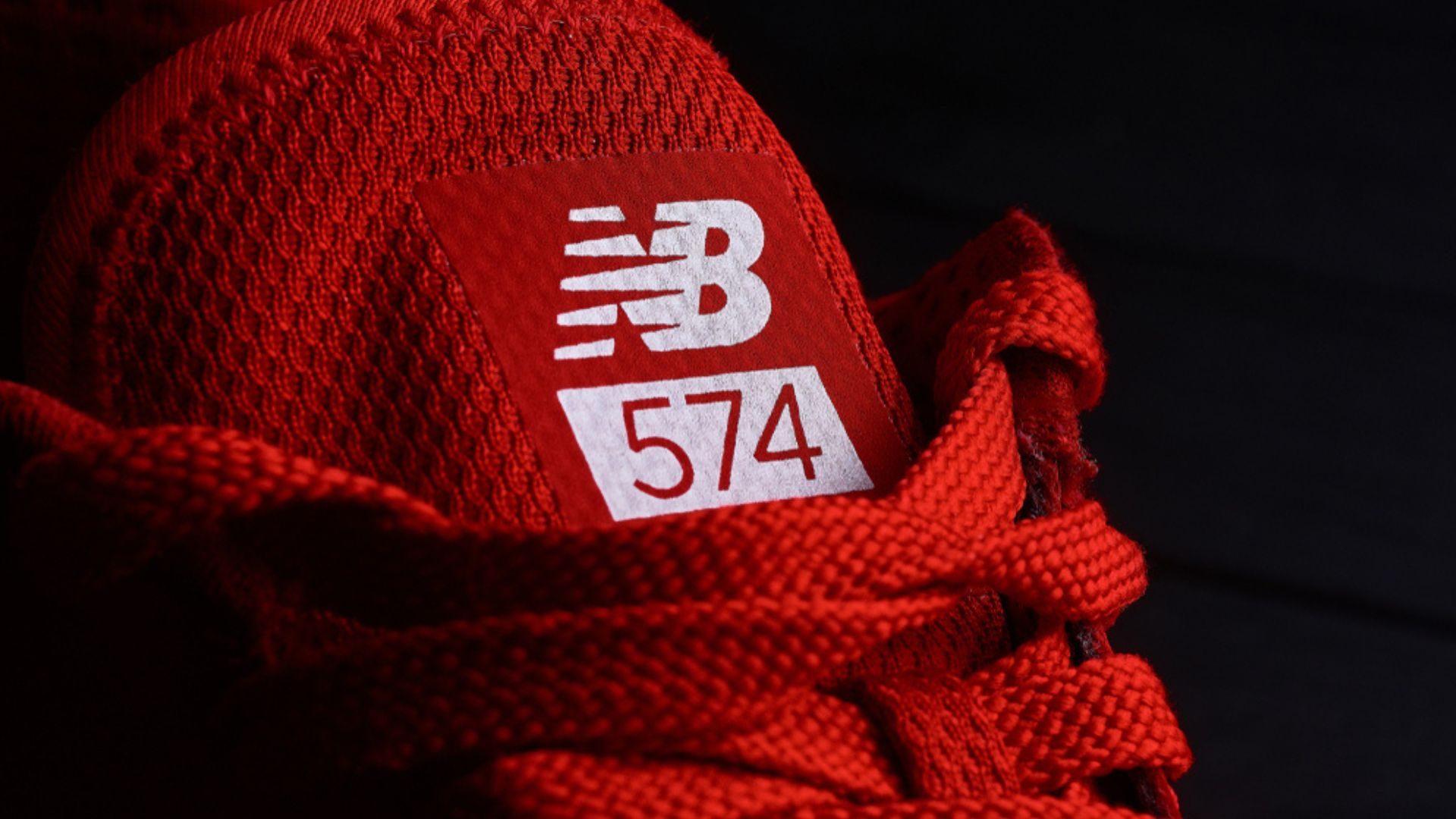 Miu Miu e New Balance 574 está de volta