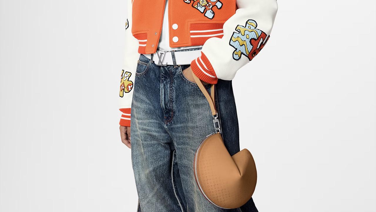 Bolsa em formato de biscoito da sorte da Louis Vuitton. Clique na imagem e confira mais peças da marca! (Foto: Reprodução/LouisVuitton.com)