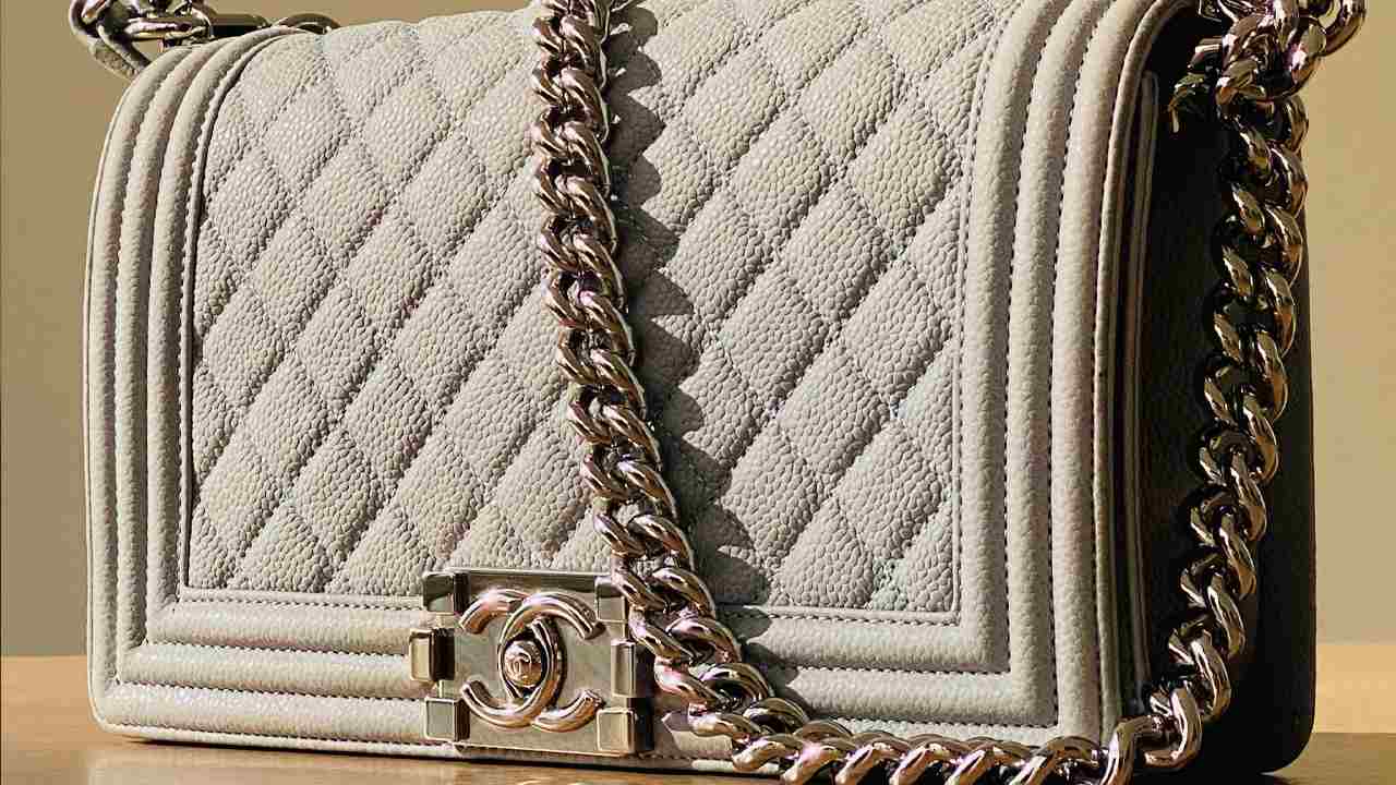 Bolsa Chanel Boy. Clique na imagem e confira mais it bags no Etiqueta Única!