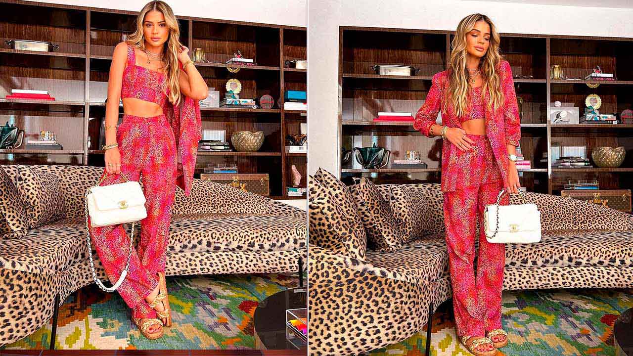 Montagem com duas fotos de mulher usando conjunto estampado e bolsa chanel 19.