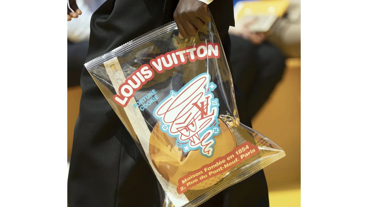 Bolsa em formato de biscoito da sorte da Louis Vuitton na passarela. Clique na imagem e confira mais peças da marca! (Foto: Reprodução/Vogue Brasil)
