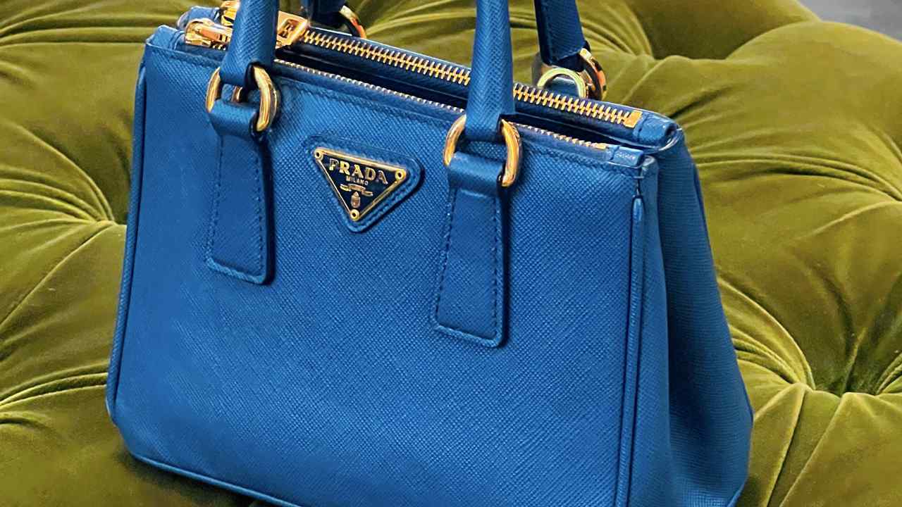 Bolsa Prada Galleria. Clique na imagem e confira peças similares!