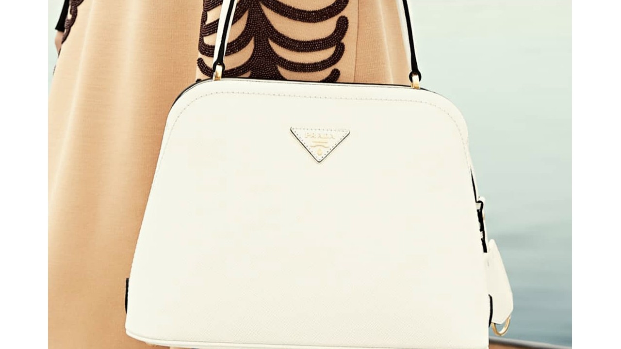 Bolsa Prada Matinee. Clique na imagem e confira peças similares! (Foto: Reprodução/Instagram @harpersbazaarserbia)