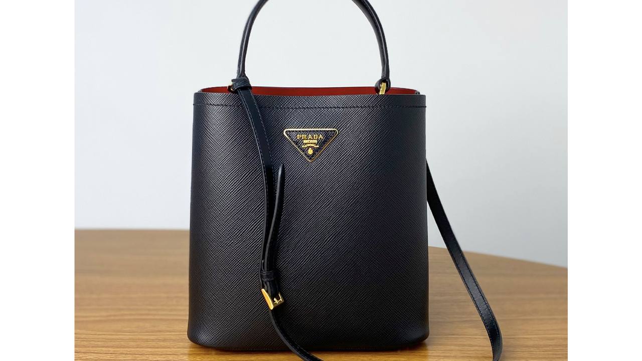 Bolsa Prada Panier. Clique na imagem e confira peças similares!