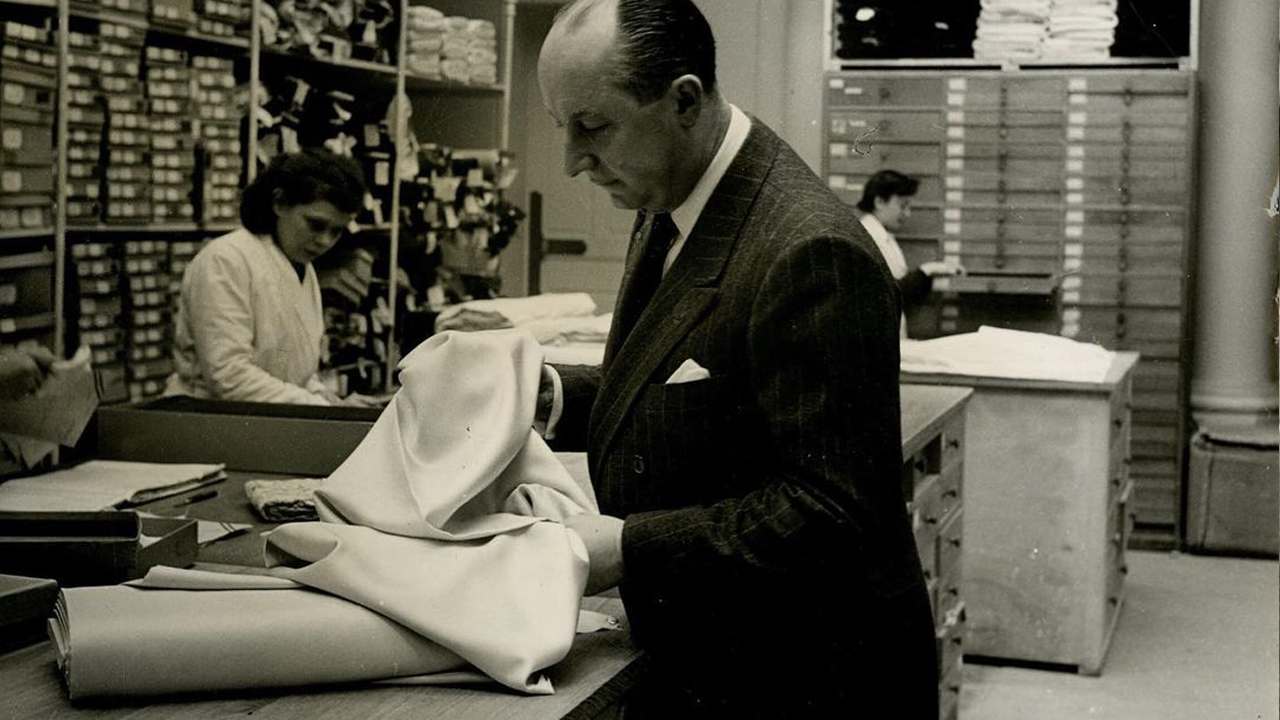 Antes de começar sua carreira na moda, Christian Dior tinha uma galeria de arte. Clique na imagem e confira criações da marca! (Foto: Reprodução/Instagram @museediorgranville)