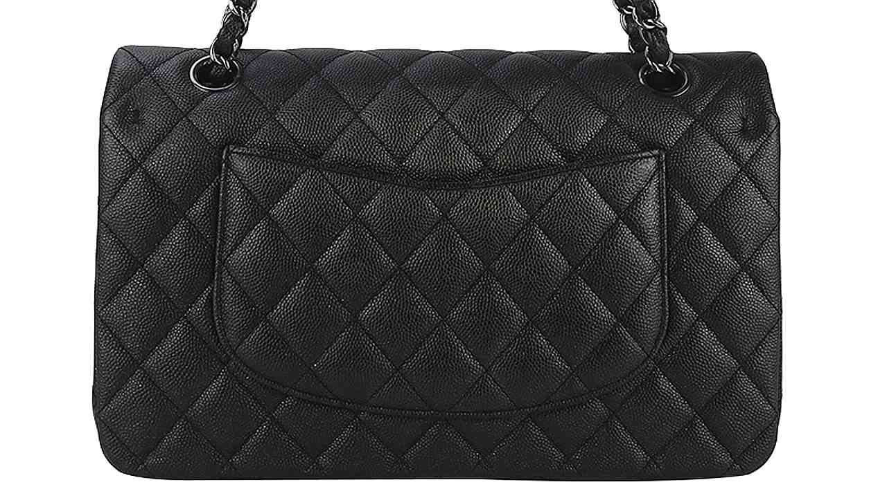 O bolso posterior tem como inspiração o sorriso da Mona Lisa. Clique na imagem e confira mais bolsas Chanel!