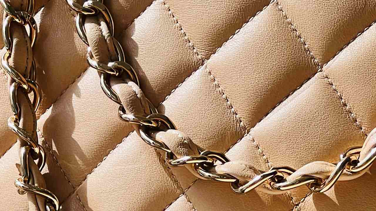 A costura sempre irá coincidir em ambos os lados da bolsa e deve haver pelo menos dez pontos por polegada. Clique na imagem e confira modelos de bolsa Chanel!