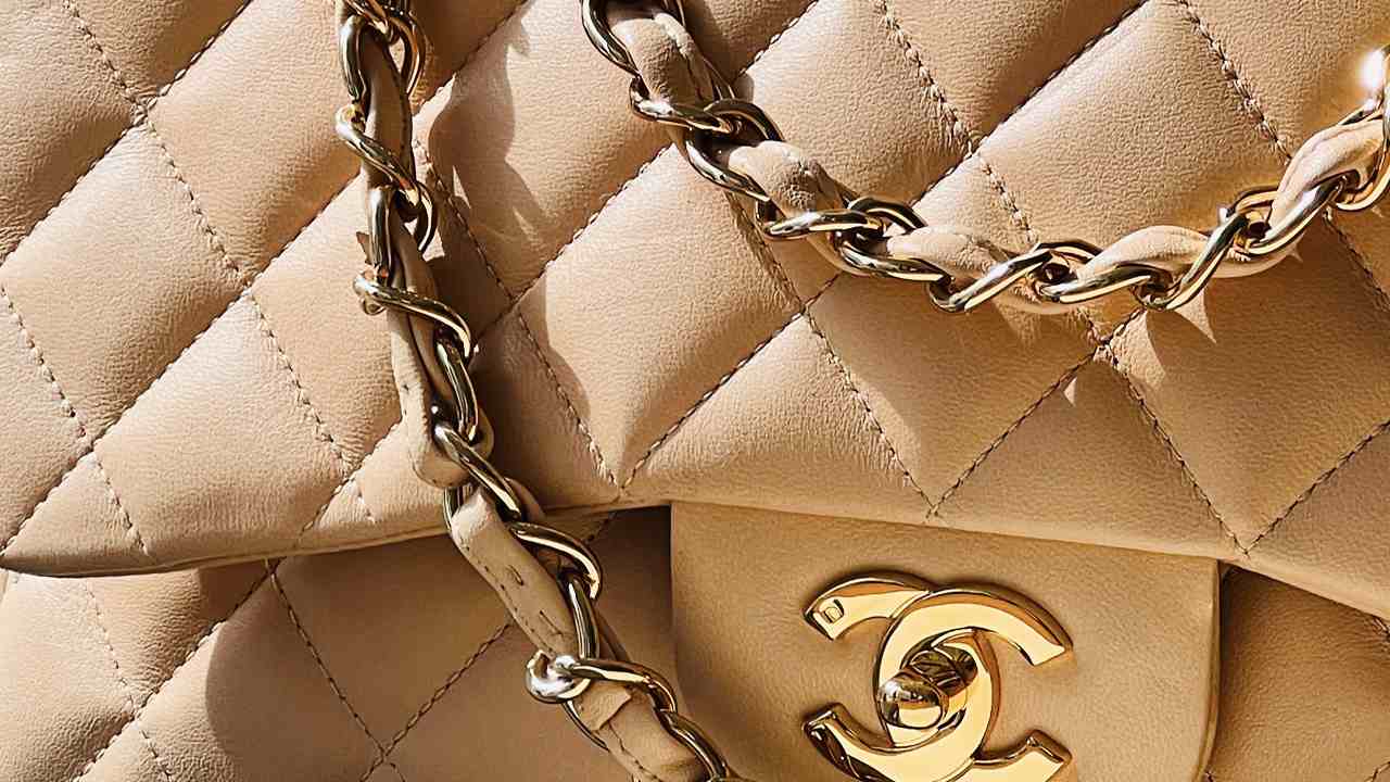 A costura sempre irá coincidir em ambos os lados da bolsa e deve haver pelo menos dez pontos por polegada. Clique na imagem e confira mais bolsas Chanel!