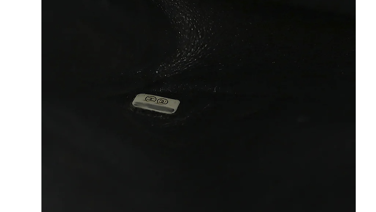 O código interno da bolsa deve ser compatível com o cartão de autenticidade. Clique na imagem e confira modelos de bolsa Chanel!
