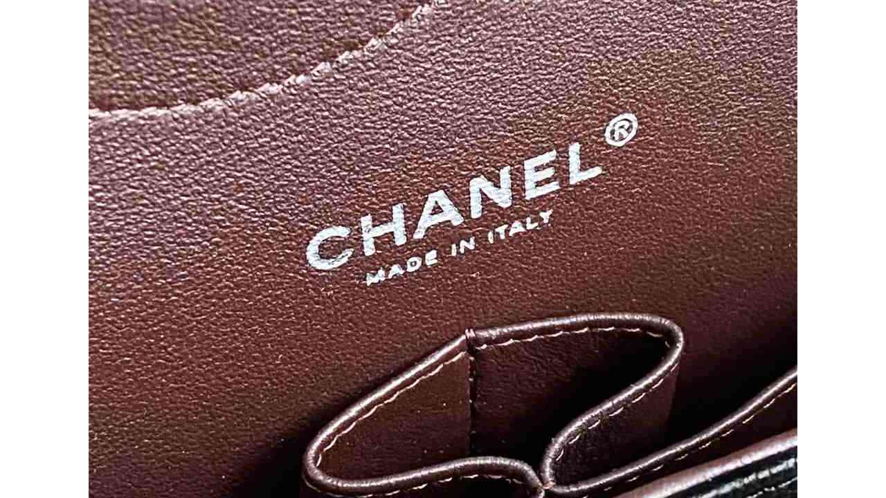 O bordô da parte interna da bolsa tem como referência a cor do uniforme usado por Gabrielle Chanel no orfanato em que morou por muitos anos de sua vida. Clique na imagem e confira mais modelos da marca!