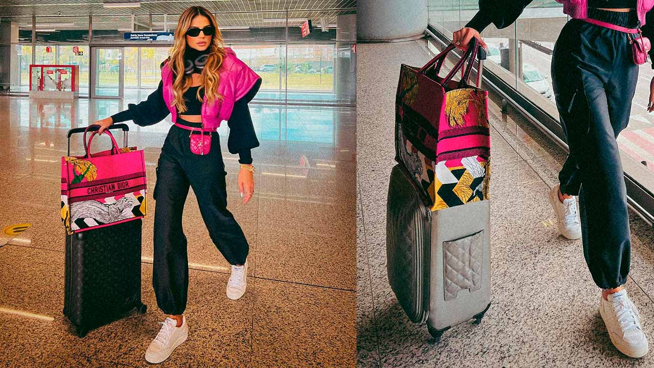 Montagem com suas fotos da Bolsa Dior Book Tote sendo usada em um look para viajar.