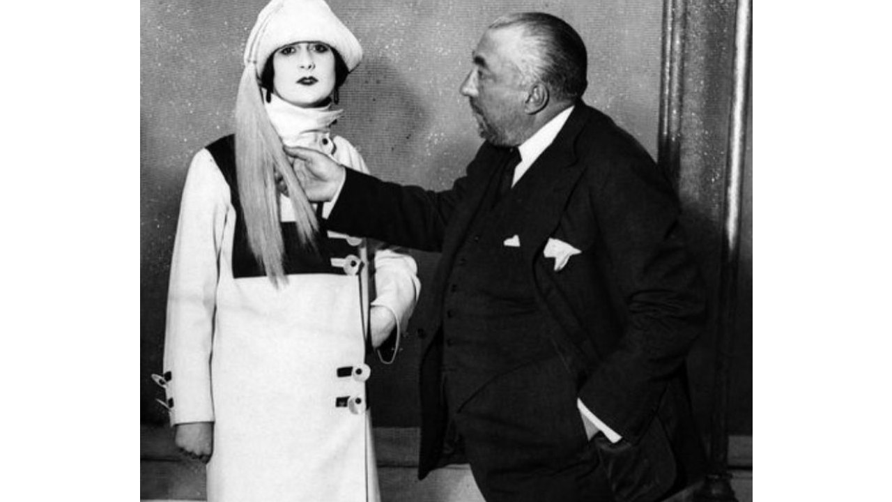 O costureiro francês Paul Poiret foi o responsável por libertar as mulheres dos espartilhos. (Foto: Reprodução/Instagram @myoldpapers)