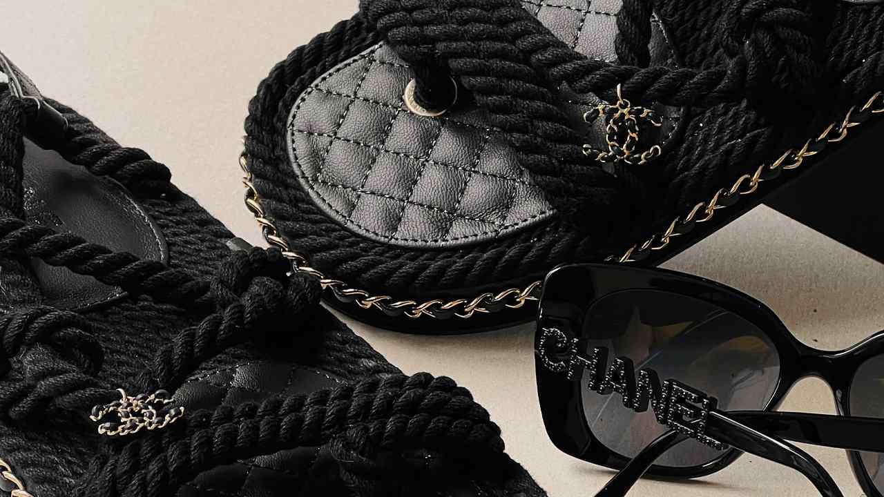 Uma das grandes vantagens de comprar em brechós de luxo é praticar o consumo consciente. Clique na imagem e confira peças similares!
