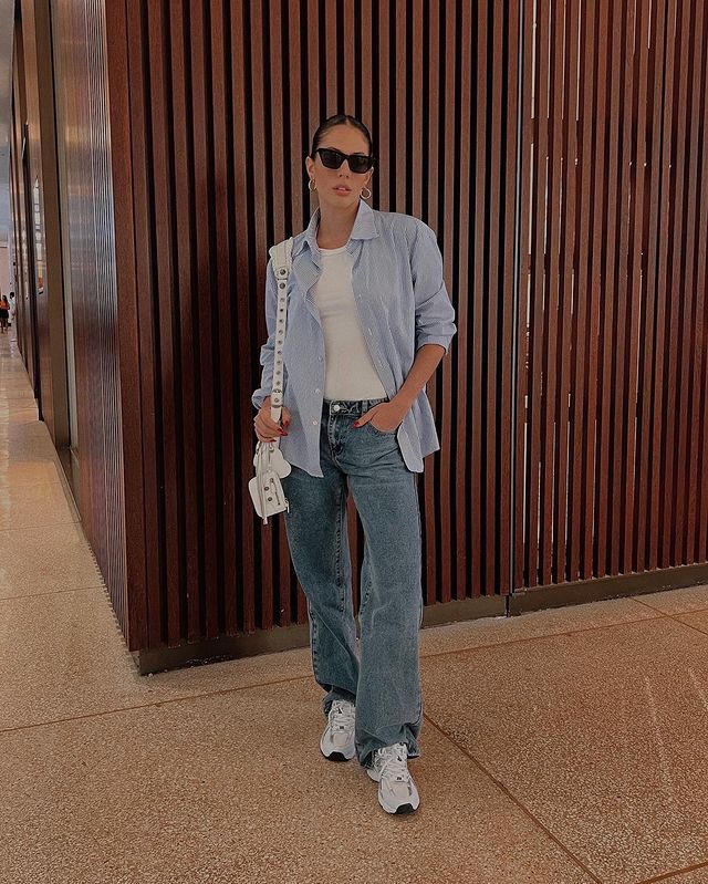 regata com calça jeans.