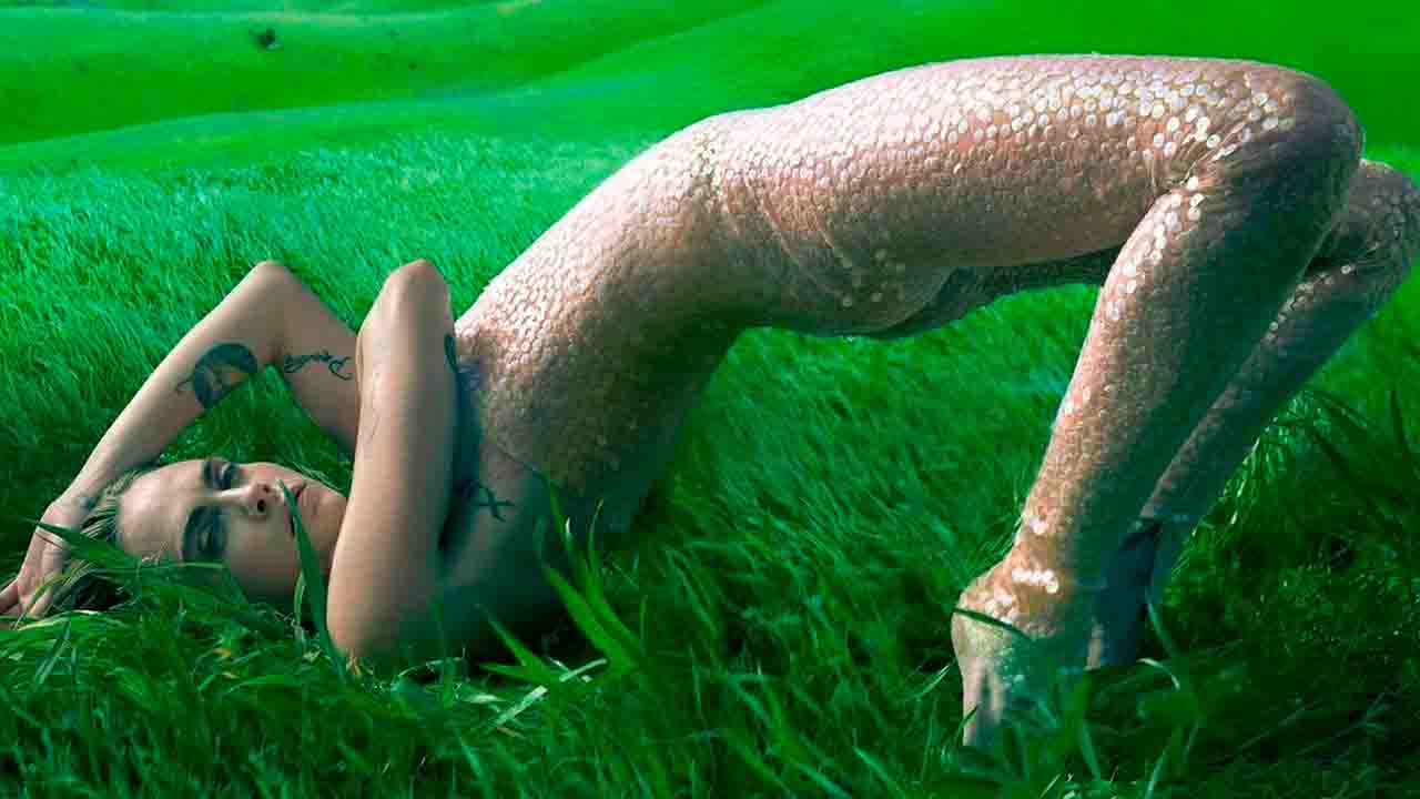 Macacão feito de lantejoulas biodegradáveis por Stella McCartney.