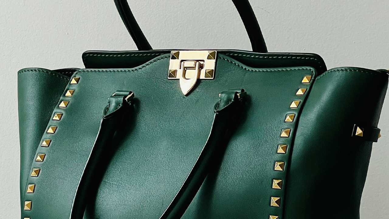 Limpar a bolsa regularmente é a chave para prolongar sua vida útil.