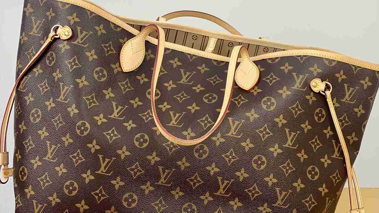 Bolsa Louis Vuitton Neverfull. Clique na imagem e confira mais modelos clássicos no Etiqueta Única!
