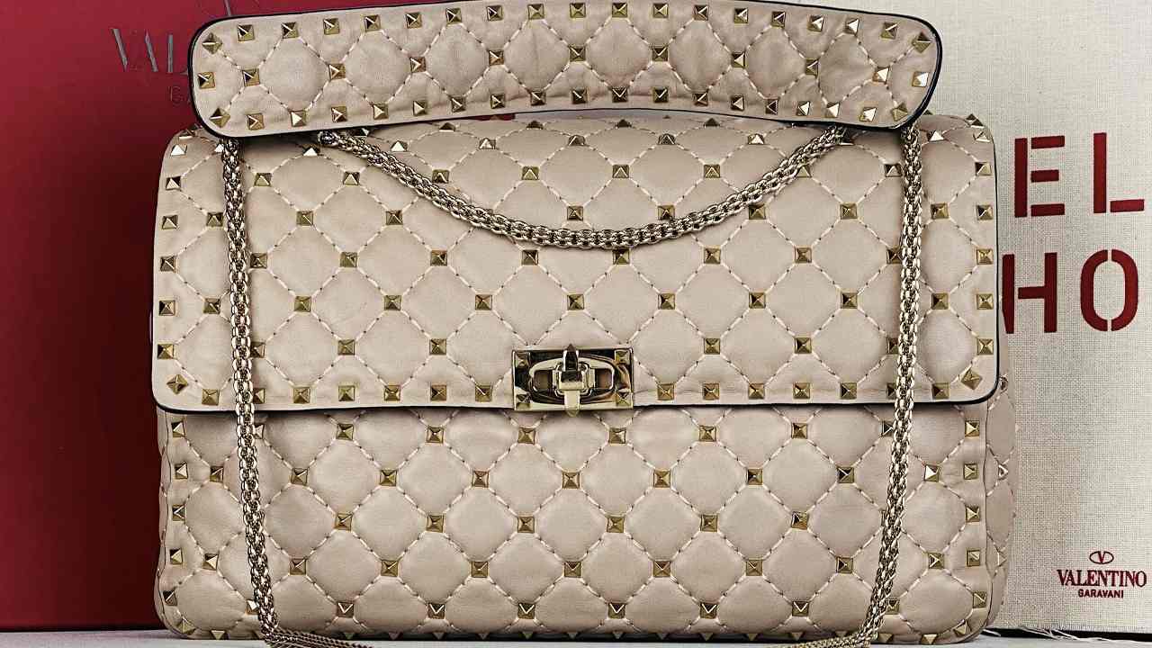 Bolsa Valentino Rockstud. Clique na imagem e confira peças similares!