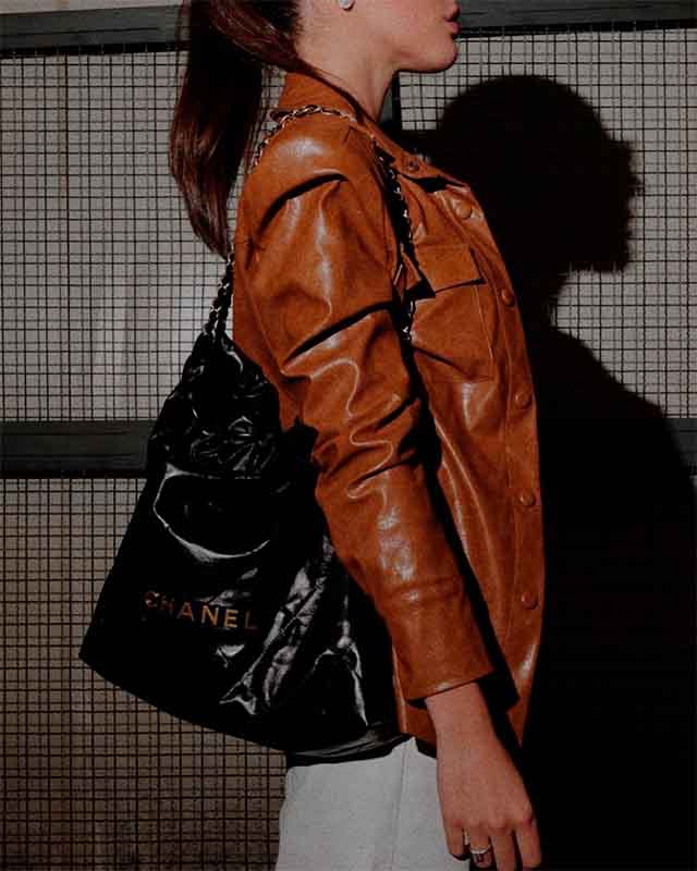 A chanel 22 é uma das bolsas pretas mais queridas do momento.