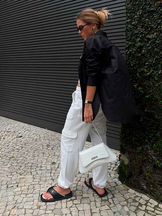 Chinelos são ótimos sapatos para usar com calça cargo.