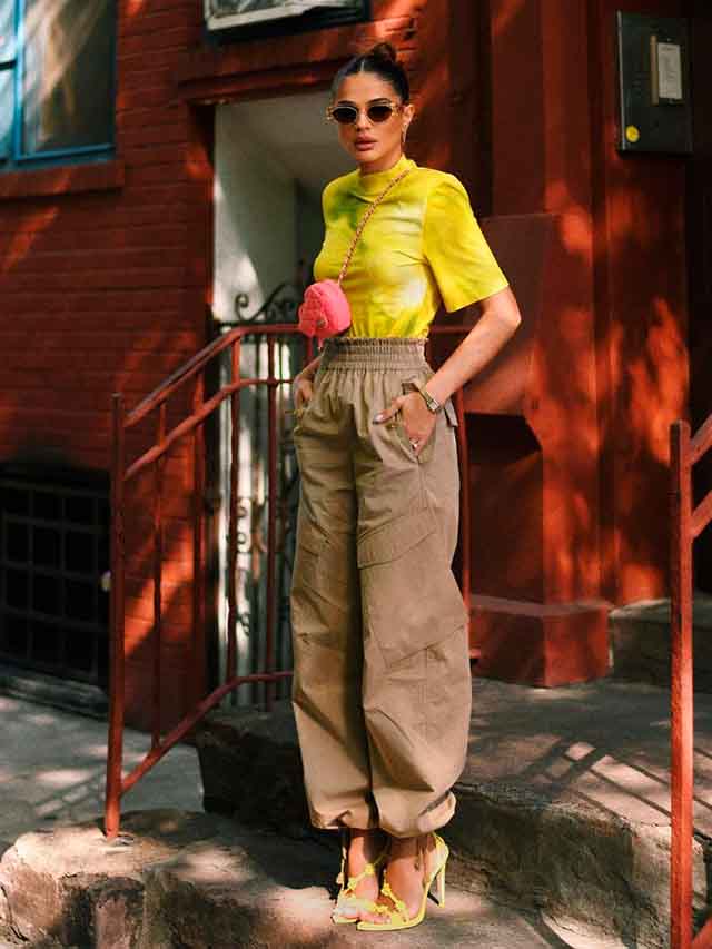 Calça cargo com sandália.