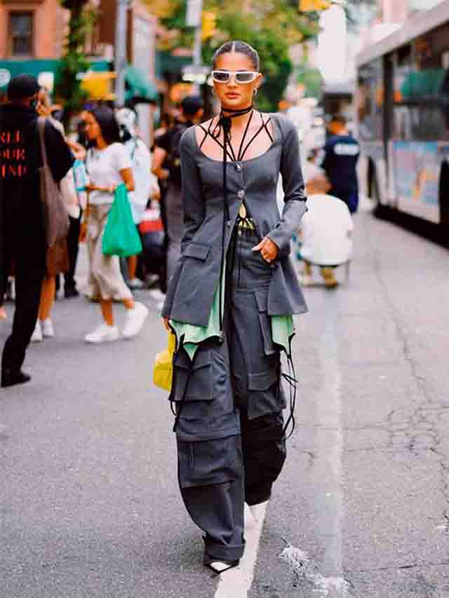 Mulher usando calça cargo.