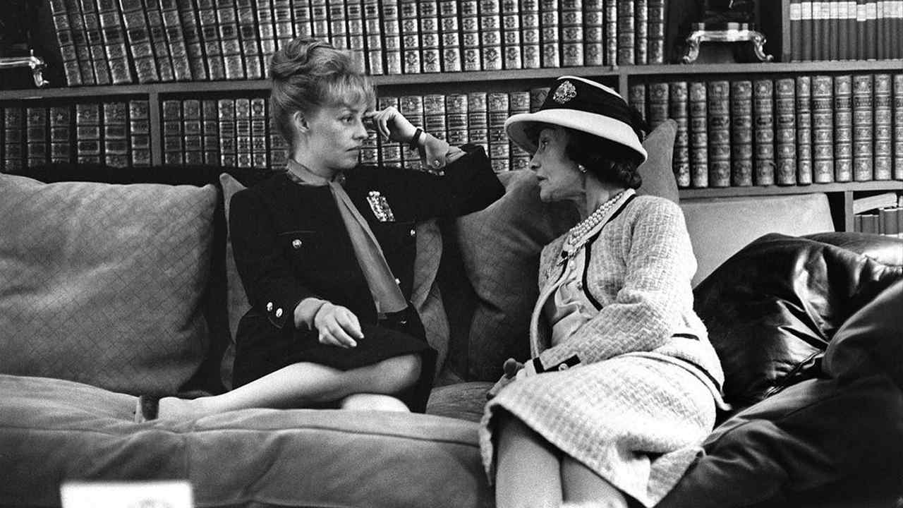 Coco Chanel em seu apartamento em Paris. Clique na imagem e confira criações de Chanel! (Foto: Reprodução/Instagram @maison.de.chanel.)