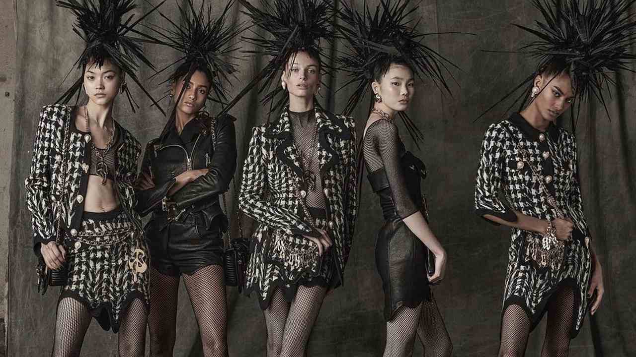 Coleção Moschino Fall 2023, a última de Jeremy Scott como diretor criativo da Moschino. Clique na imagem e confira mais criações! (Foto: Reprodução/Instagram @moschino)