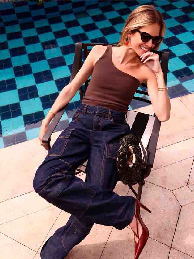 Calça cargo jeans com scarpin.