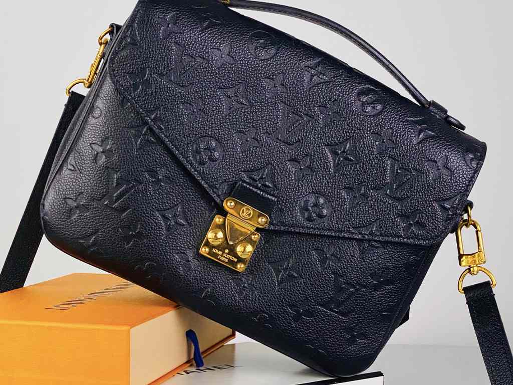 A Louis Vuitton é uma ótima marca para adquirir a primeira bolsa de luxo.