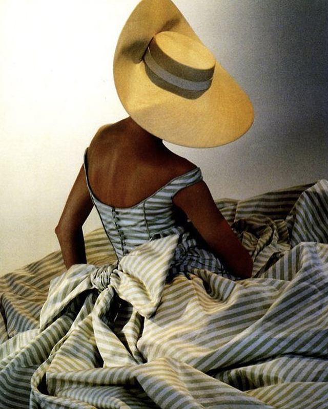 Criação de Oscar de La Renta para Balmain em 1994. Clique na imagem e confira peças da marca! (Foto: Reprodução/Instagram @oscardelarenta)