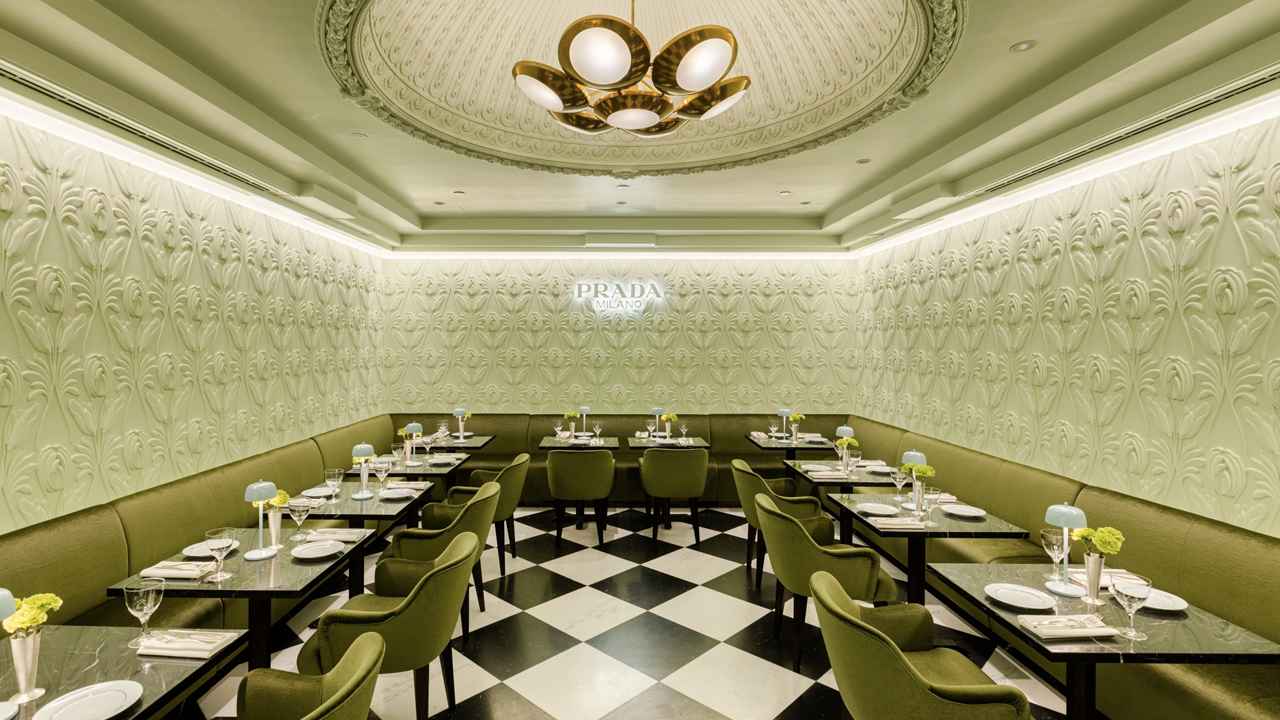 O interior do Prada Caffè em Londres. (Foto: Reprodução/WWD)
