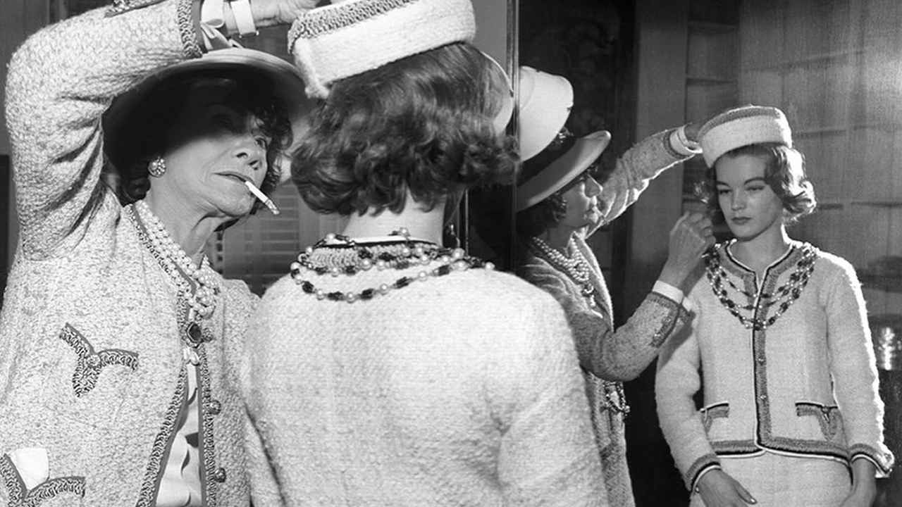 Gabrielle Chanel com modelo. Clique na imagem e confira criações de Chanel! (Foto: Reprodução/Instagram @mira_di_san_giacinto.)