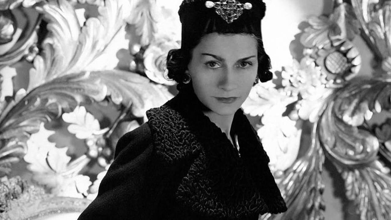 Gabrielle Chanel jovem. Clique na imagem e confira as criações de Chanel! Foto: Reprodução/Instagram @maison.de.chanel.