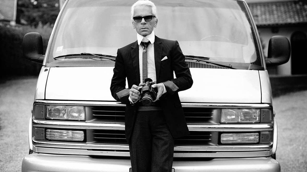 Karl era um fotógrafo muito talentoso e frequentemente fotografava campanhas das marcas em que trabalhava. Clique na imagem e confira criações do estilista! (Foto: Reprodução/Instagram @karllagerfeld)