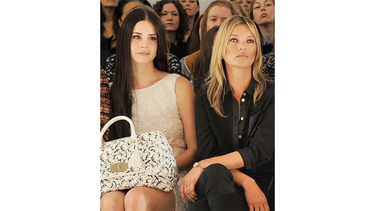 Lana Del Rey com sua bolsa Mulberry Del Rey. Clique na imagem e confira mais modelos da marca! (Fotos: Reprodução/Instagram @mathiasrosenzwei)