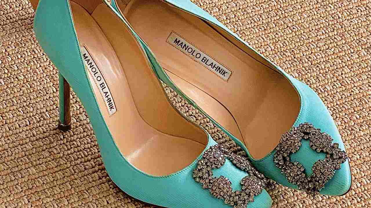 Sapato Manolo Blahnik Hangisi. Clique na imagem e confira peças similares!