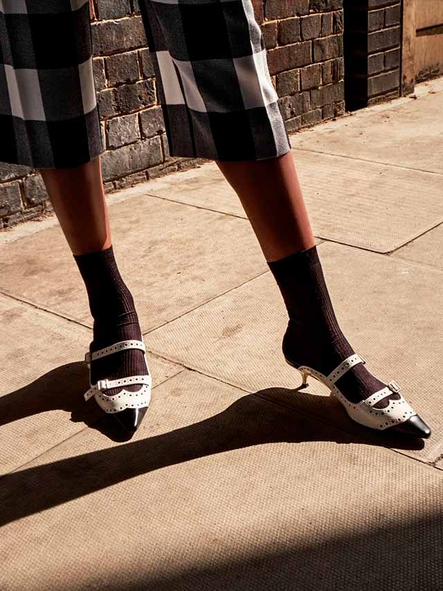 Sapato de salto alto modelo kitten heels da dior.