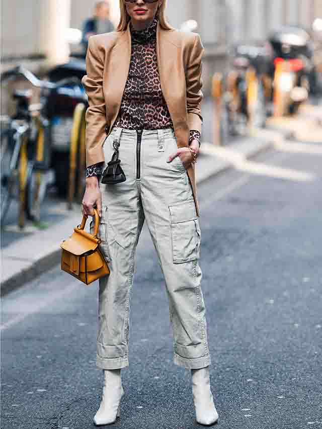Botas são sapatos perfeitos para usar com calça cargo.