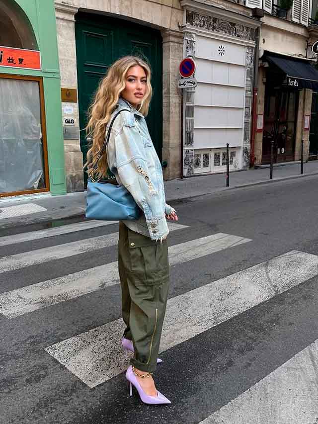 Scarpins são sapatos incríveis para usar com calça cargo.