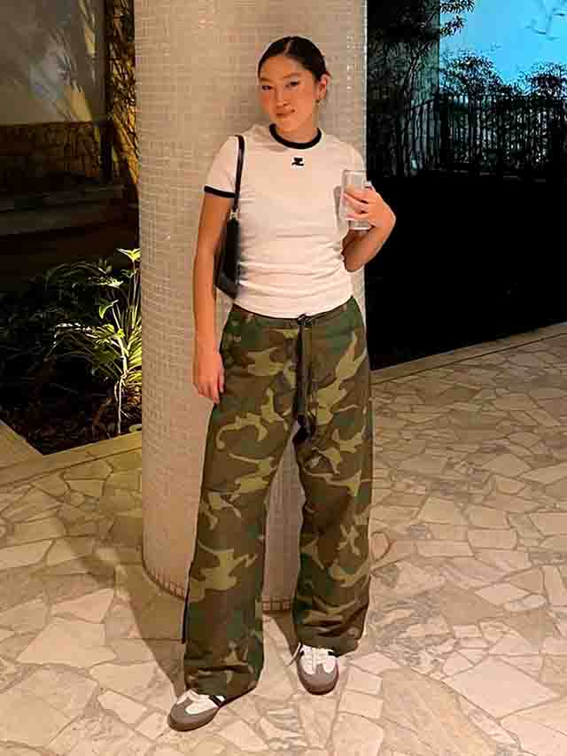 Tênis samba Adidas combinado com calça cargo camuflada.