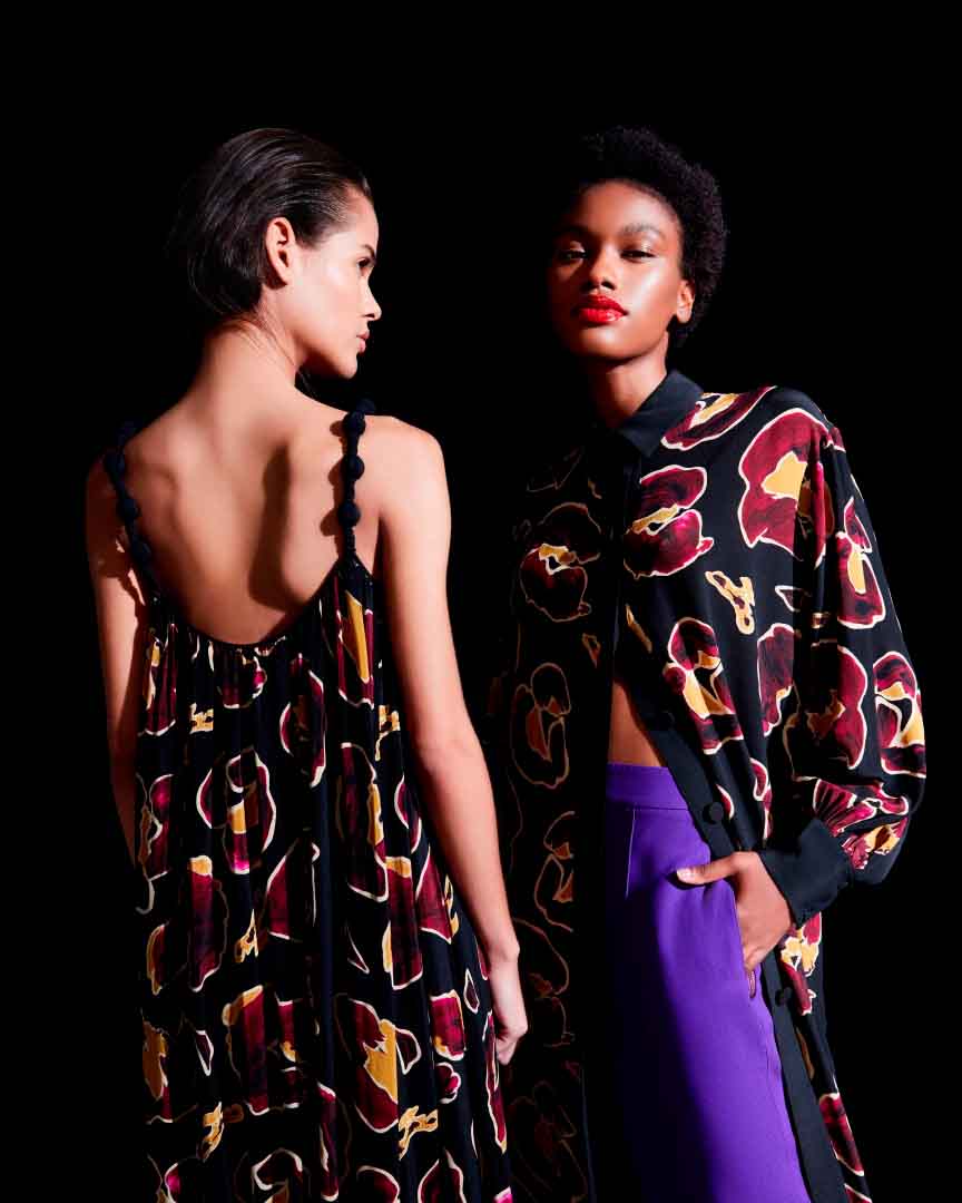 Foto de duas modelos usando peças da NK Store.