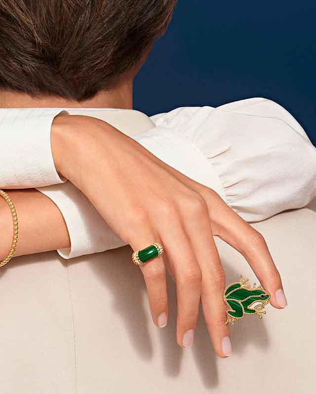 Foto de mulher abraçando homem usando anél e joias da Van Cleef and Arpels.