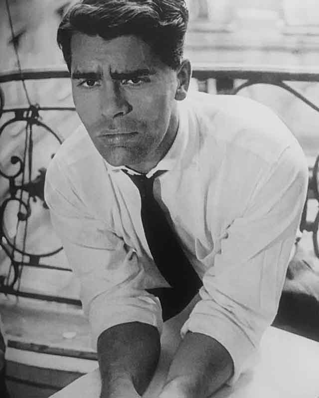 Foto do estilista Karl Largerfeld quando era jovem.