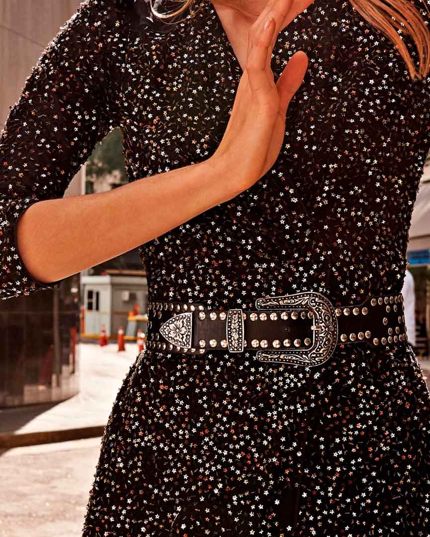 Imagem de mulher usando cinto NK Store.