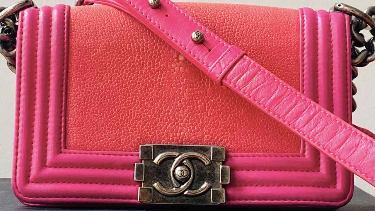Bolsa Chanel Boy. Clique na imagem e confira mais modelos de bolsa Chanel perfeitoBolsa Chanel Boy. Clique na imagem e confira mais modelos de bolsa Chanel perfeitos para presentear!s para presentear!