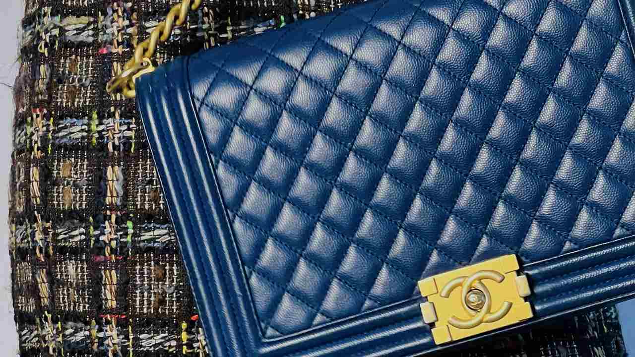Escolha uma bolsa clássica e icônica para ser seu primeiro, tendo em conta que elas nunca saem de moda.