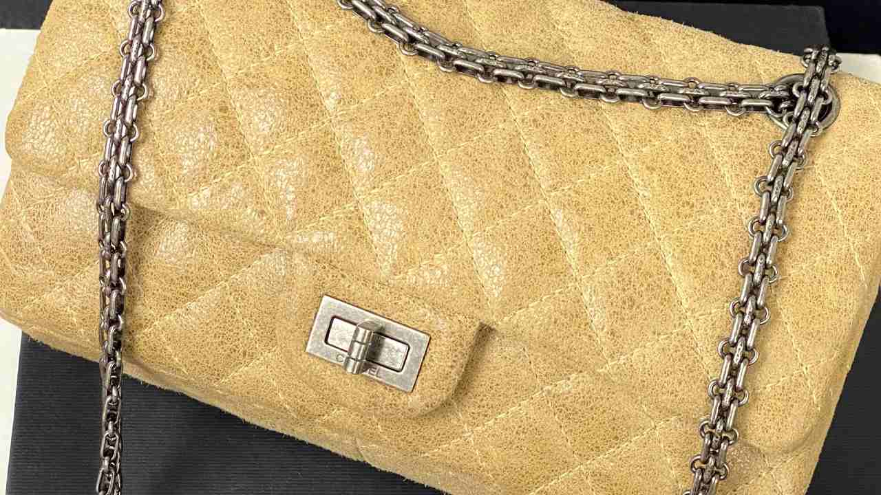 Bolsa Chanel Reissue. Clique na imagem e confira mais modelos de bolsa Chanel perfeitos para presentear!
